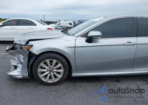 2018 Toyota Camry Le z USA, uszkodzony, nr VIN 4T1B11HK7JU058646